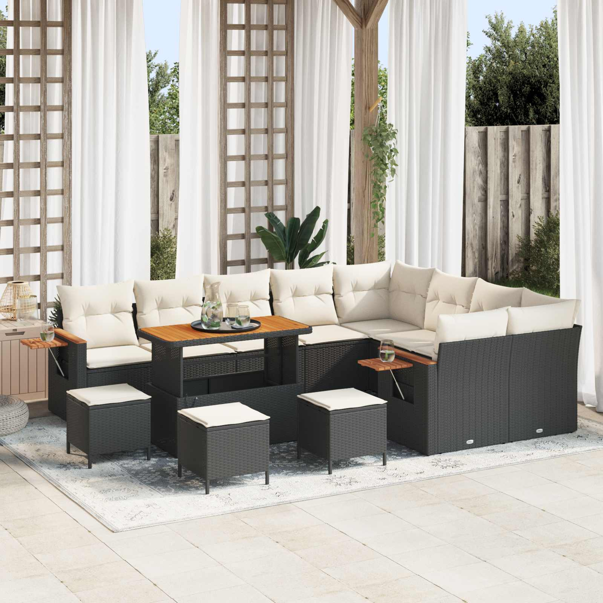 Outdoor-Sectonal-Sofa mit beigen Kissen und Couchtisch auf einem Teppich.