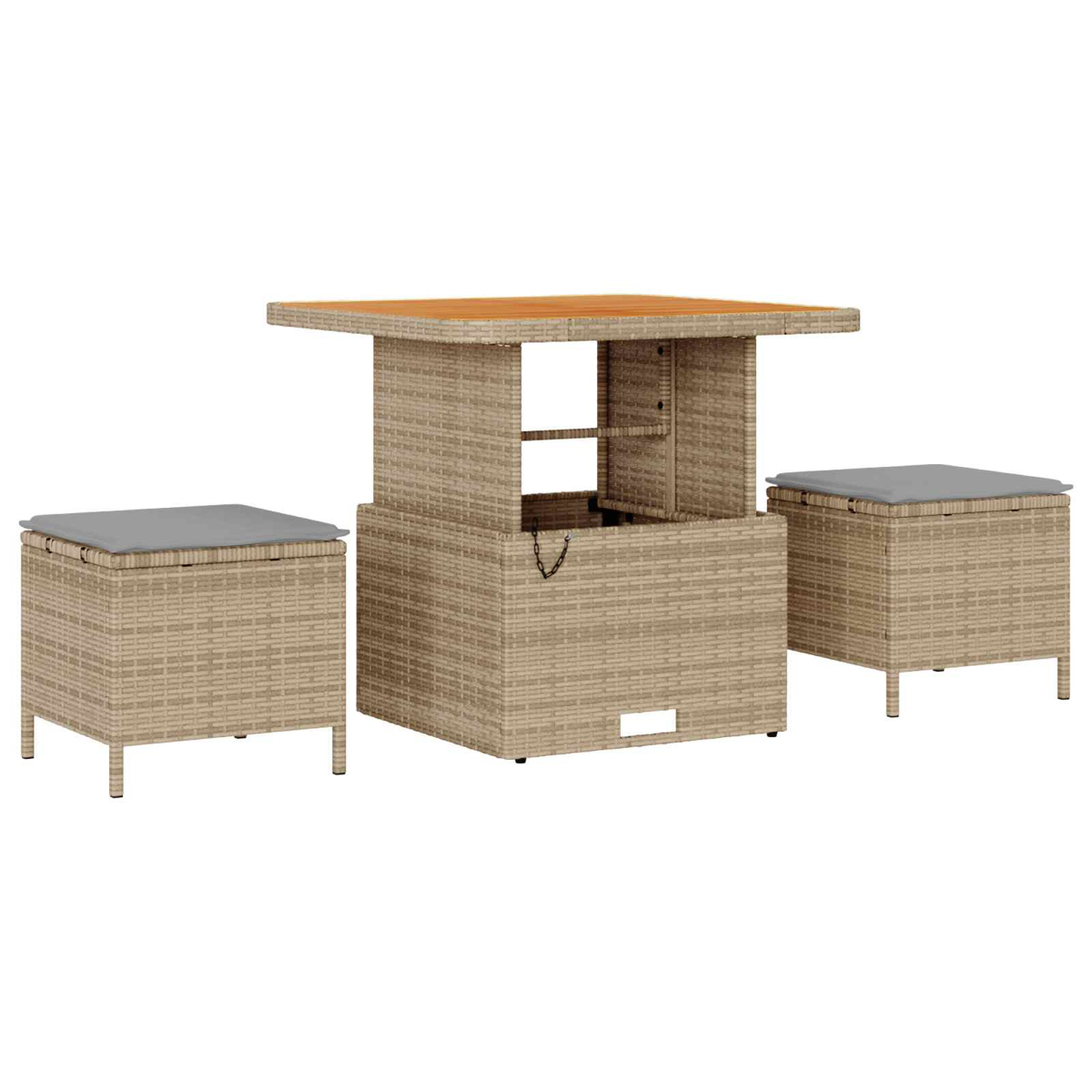Tavolo in rattan beige con piano in legno e due sgabelli con cuscini grigi.