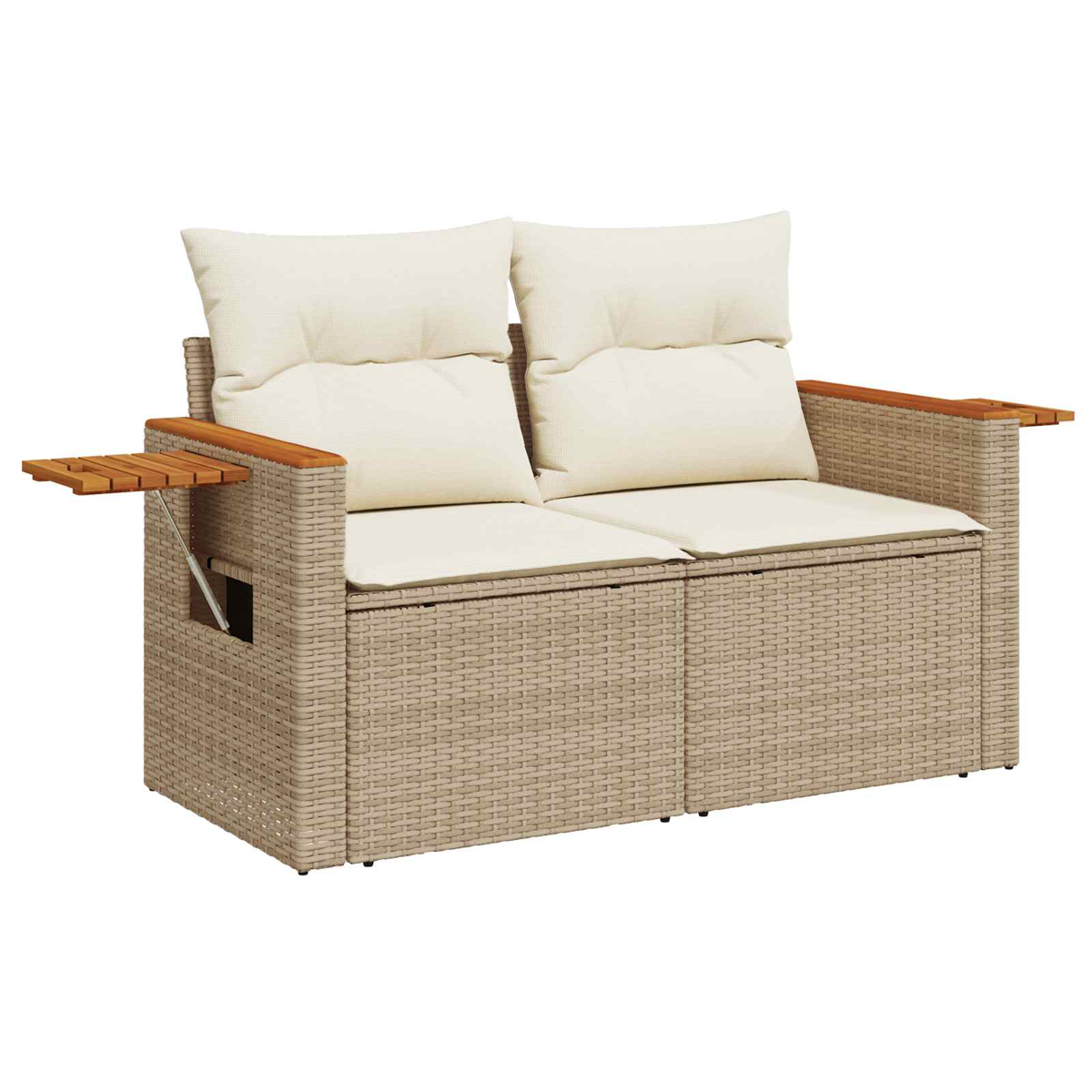 Beiger Rattan-Sofa mit hellen Kissen und ausklappbaren Holztischen an den Armlehnen.