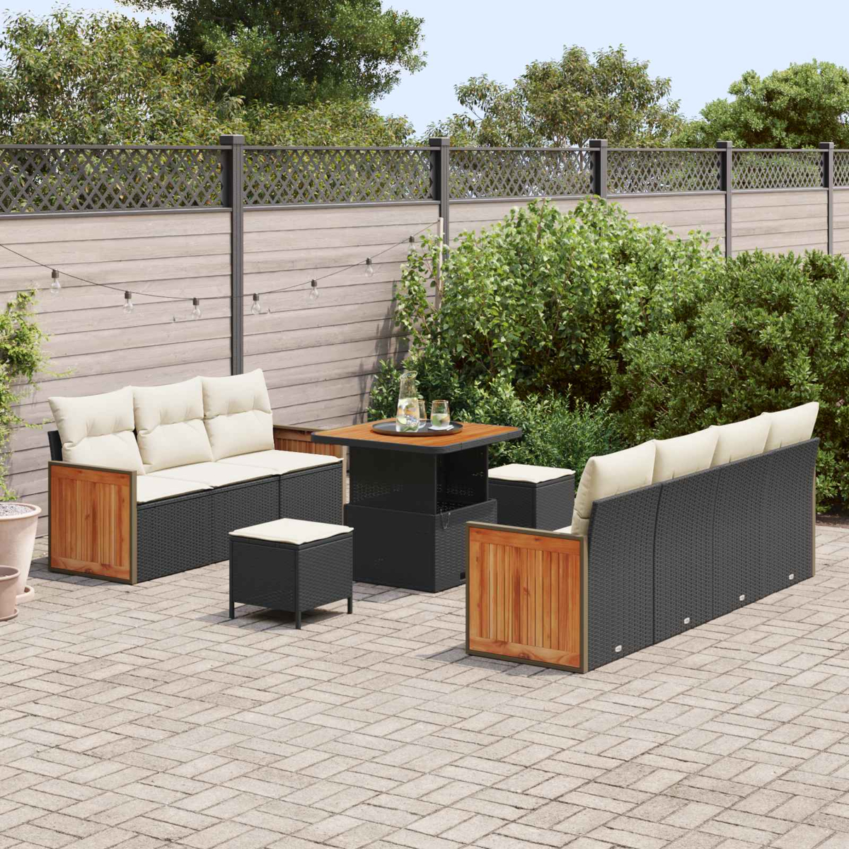 Gartenmöbel-Set aus Rattan mit Holzdetails, bestehend aus Sofas, Hockern und Tisch.