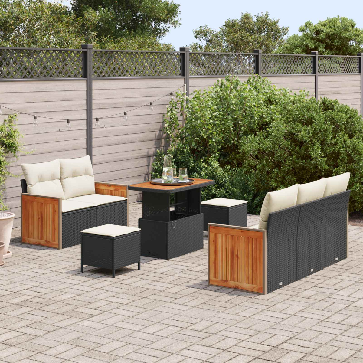 Ein Gartenmöbelset auf einer Terrasse mit Holzbänken und Ottomane.