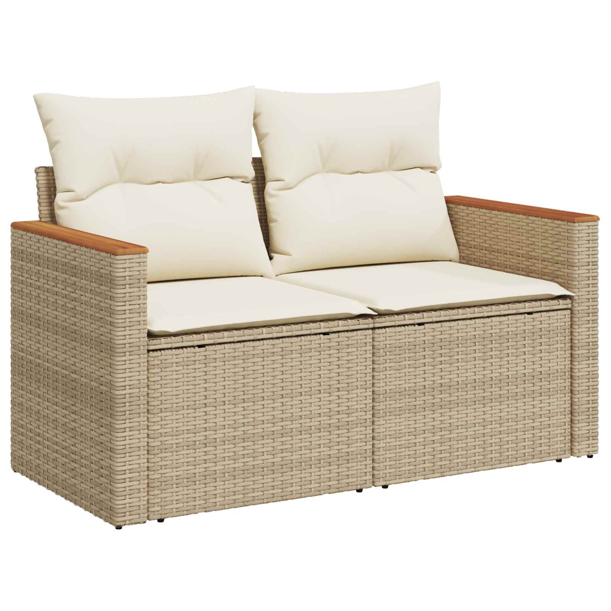 Ein beigefarbener Rattansofa mit cremefarbenen Kissen und Holzarmlehnen.