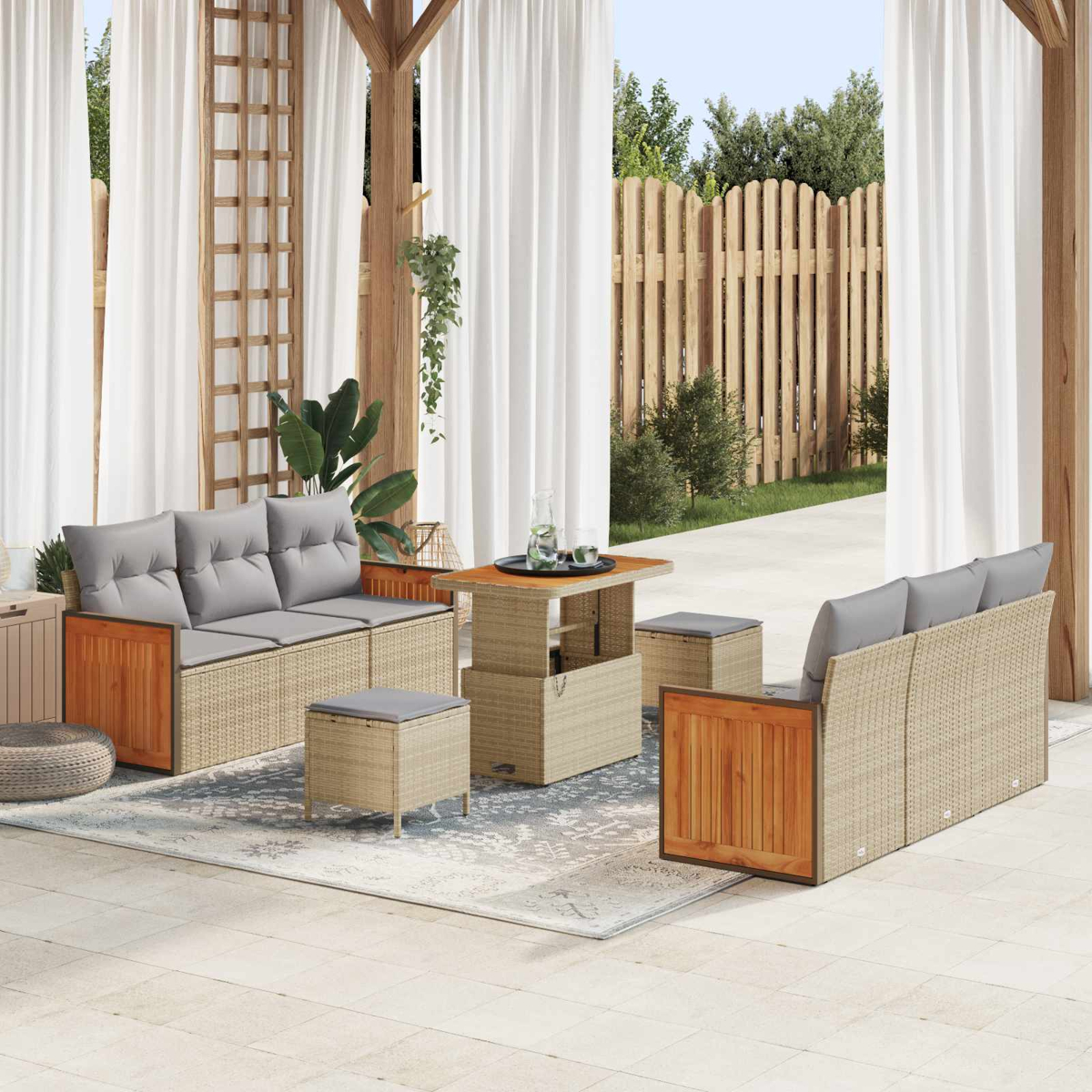 Ein Gartenmöbel-Set mit Rattansofas, Hockern und einem Tisch mit Holzdetails.