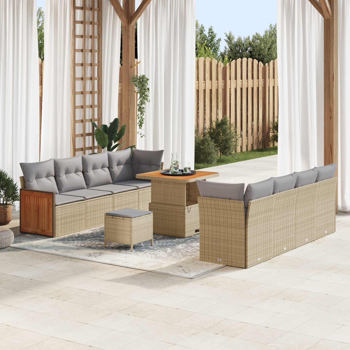 Ein Gartenmöbelset aus Rattan mit grauen Polstern und Holzakzenten.
