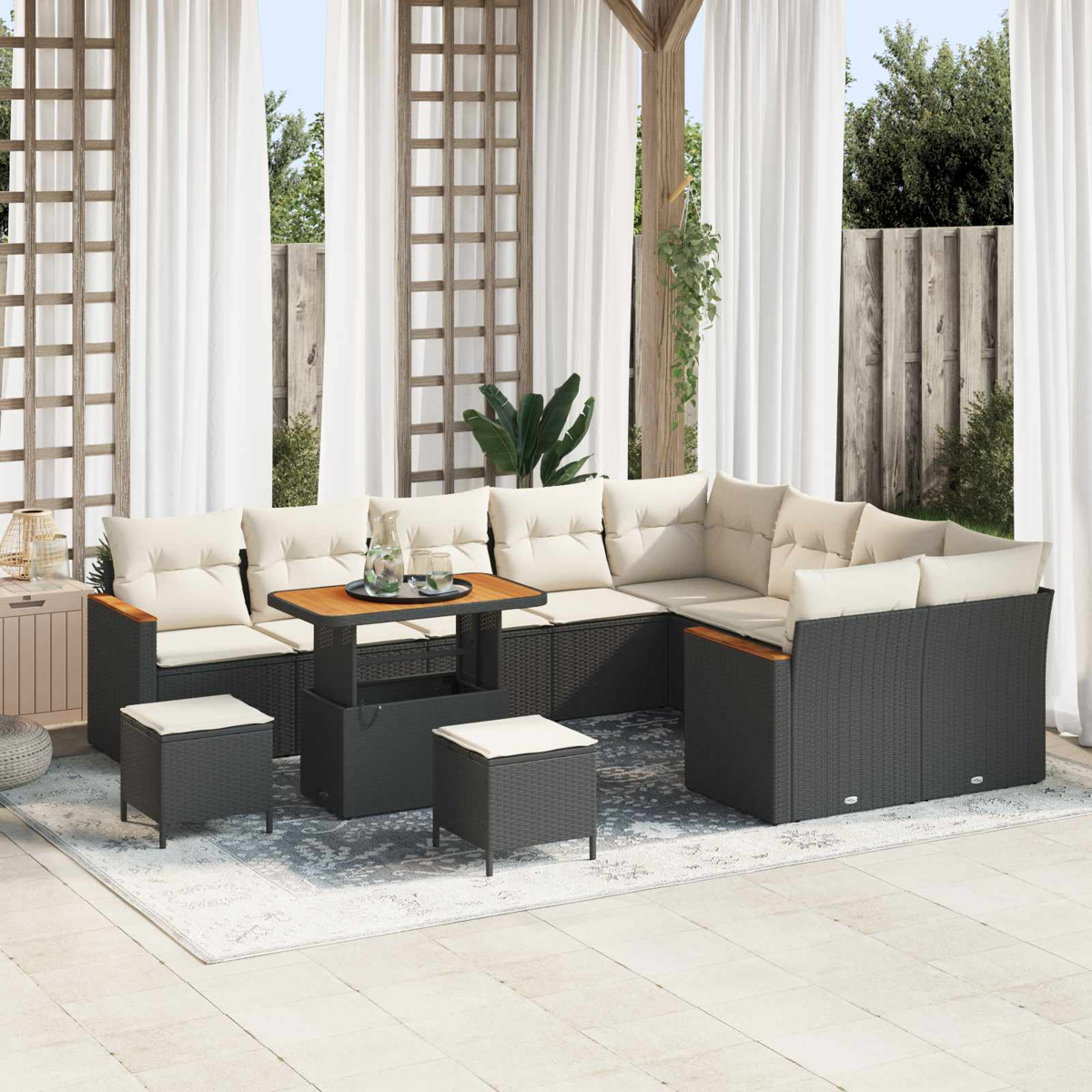 Ein dunkles Rattan-Sofa mit beigen Kissen und einem Holztisch draußen.