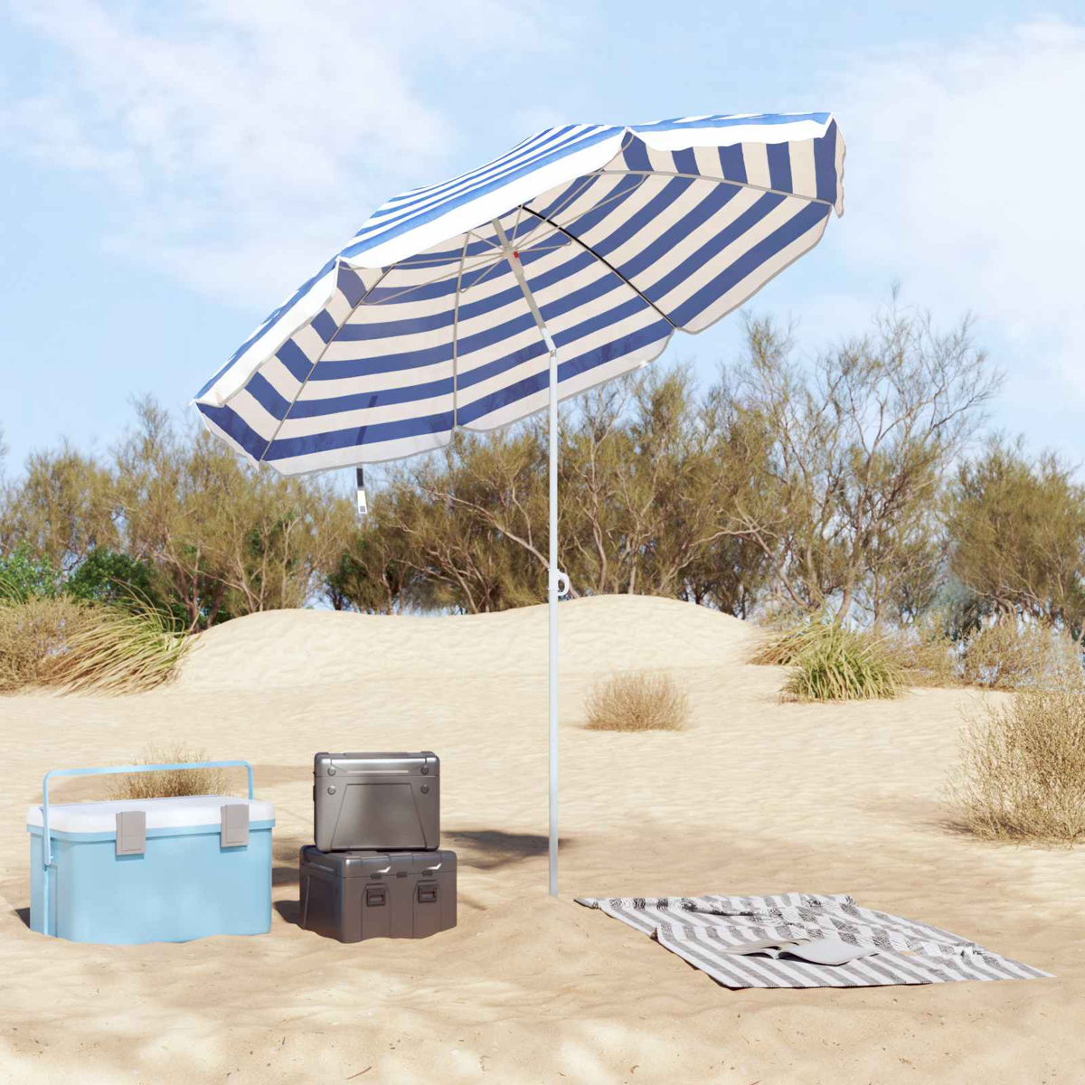 Ein gestreifter Sonnenschirm steht am Strand neben Kühlboxen und einer Decke.