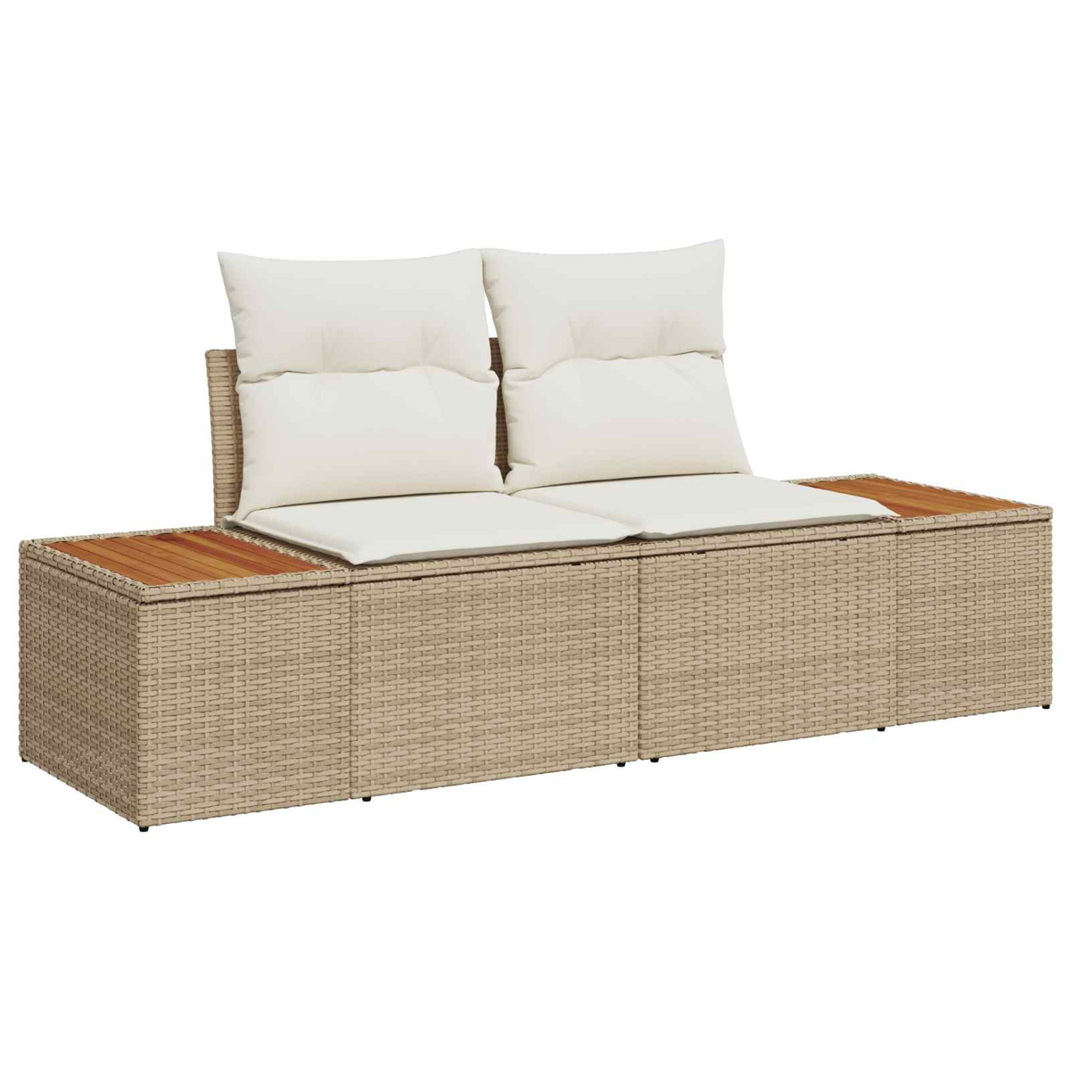 Ein beiger, geflochtener 3-Sitzer-Sofa mit weißen Kissen und Holzablagen.