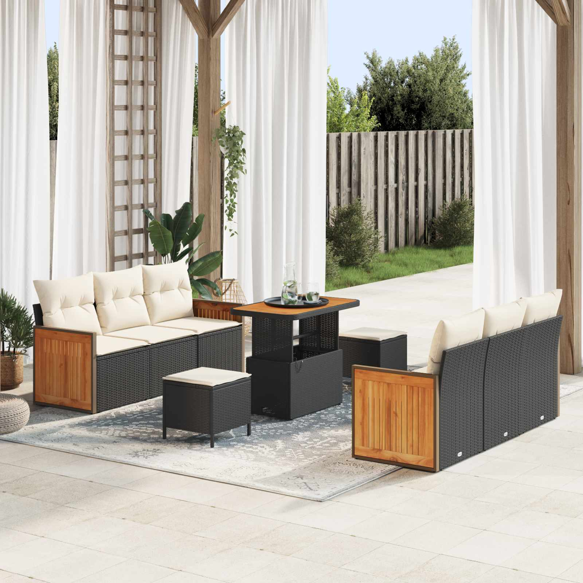 Gartenmöbel-Set mit Sofas, Hockern und Tisch mit Holzverkleidung.
