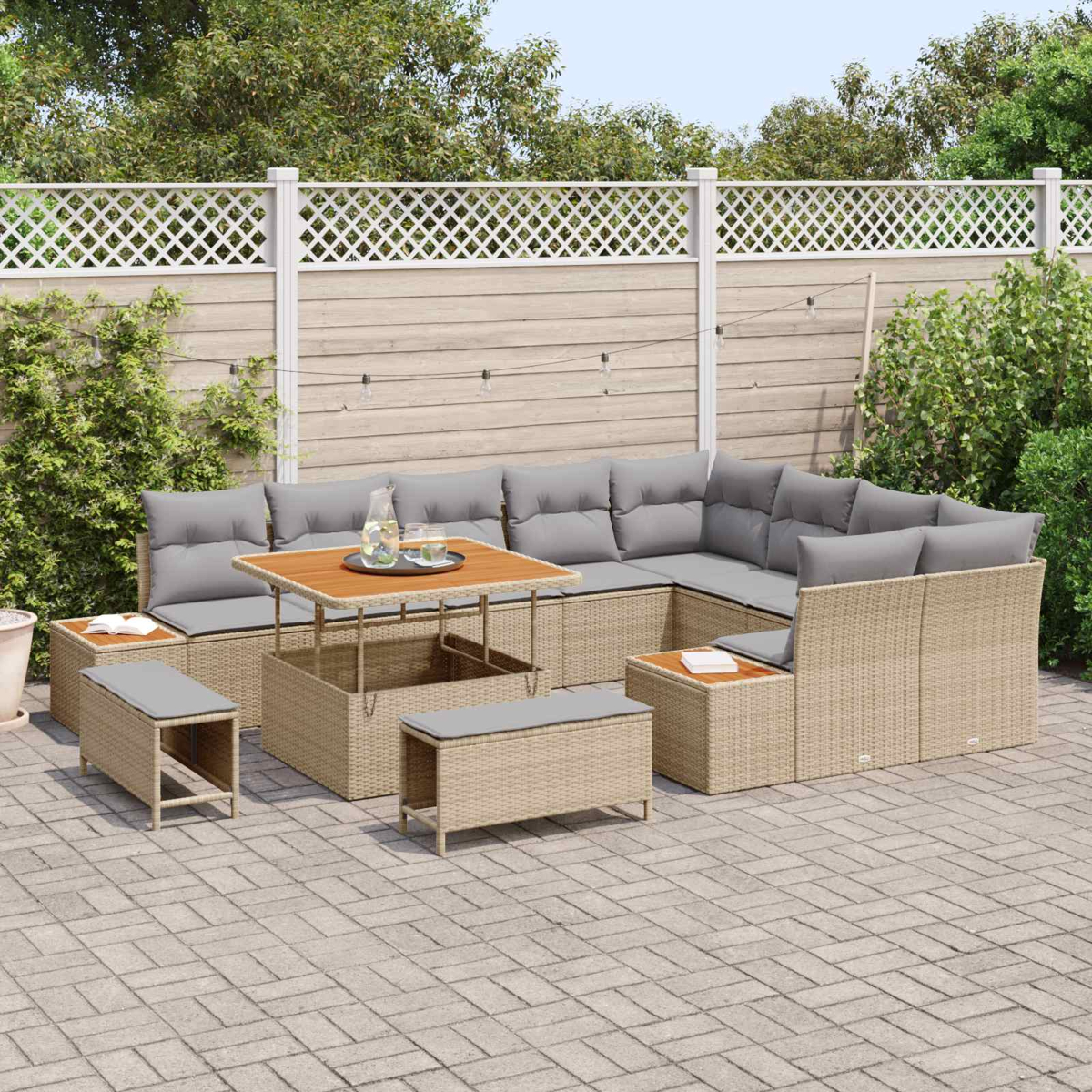 Ein beiger Lounge-Set mit grauen Kissen auf einer gepflasterten Terrasse.