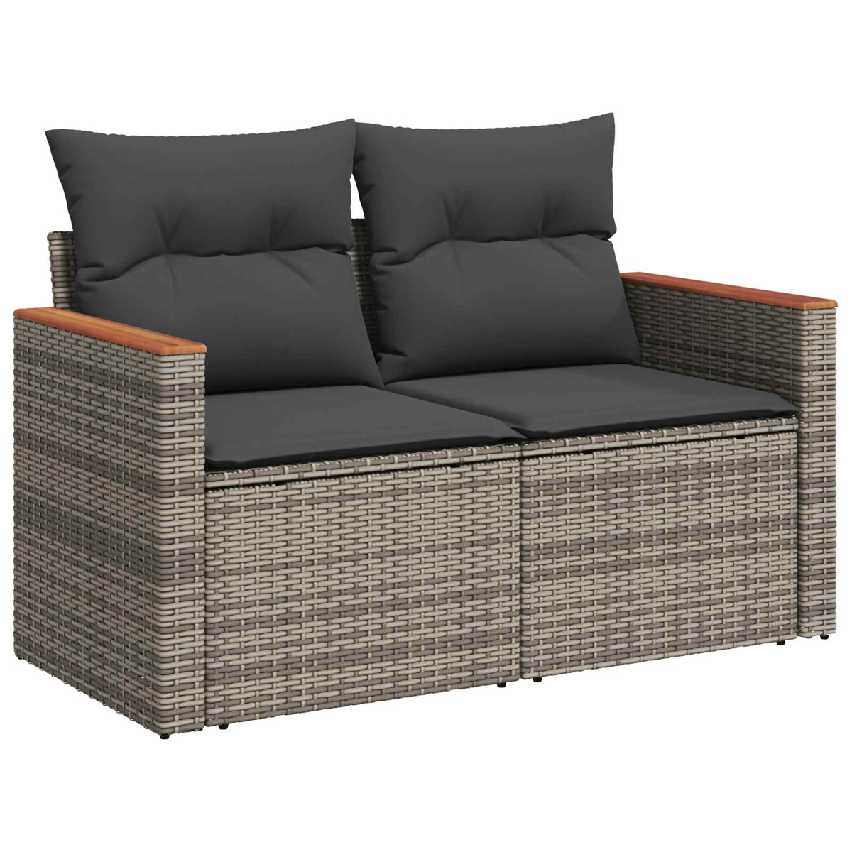 Divanetto in rattan grigio con cuscini scuri e braccioli in legno.