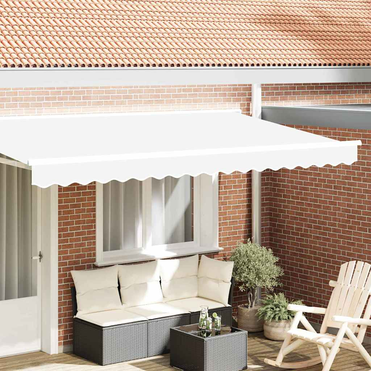 Weiße Markise über einem Gartenmöbel-Set mit Sofa, Tisch und Schaukelstuhl.