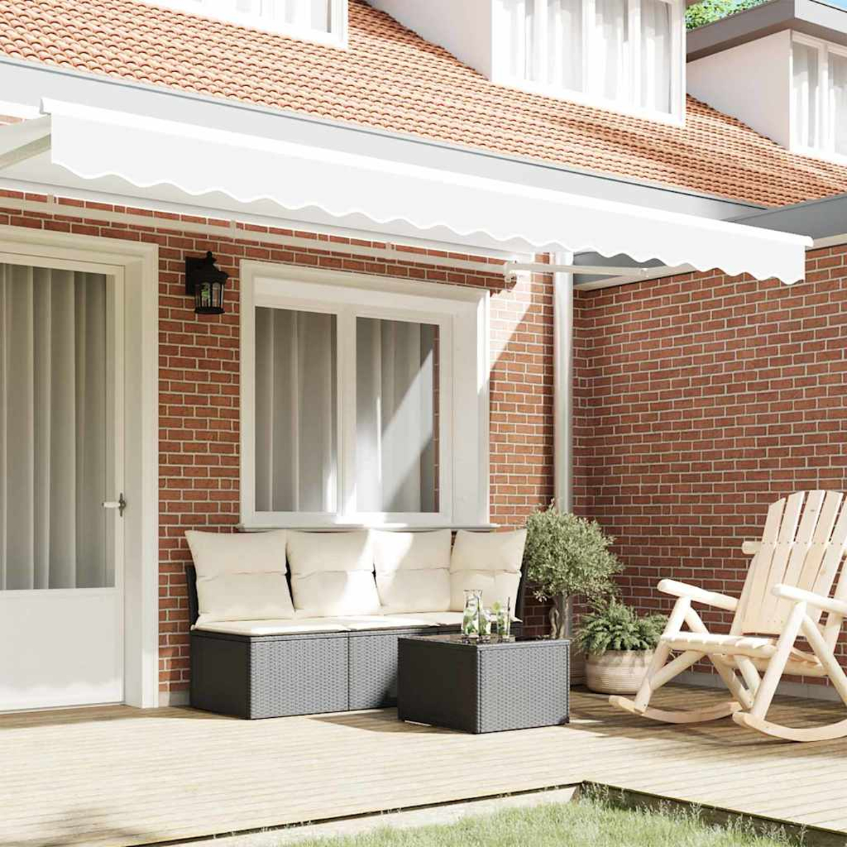 Eine weiße Markise über einer Terrasse mit Sitzbank, Tisch und Schaukelstuhl.