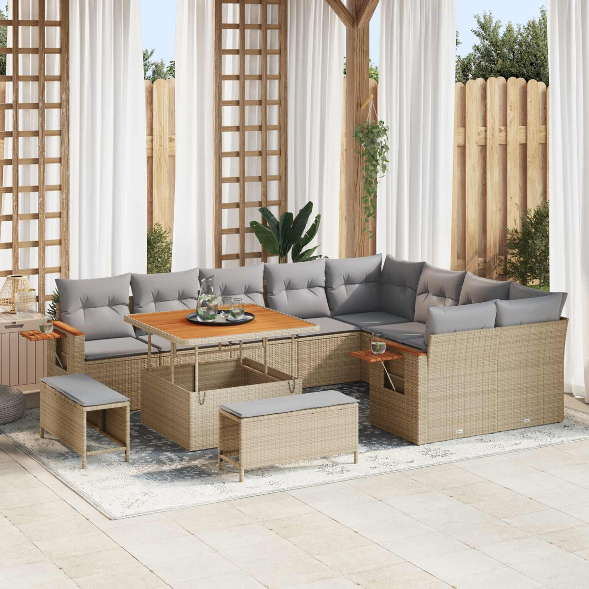 Ein beigeflochtenes Lounge-Set mit grauen Kissen, einem Holztisch und zwei Hockern.