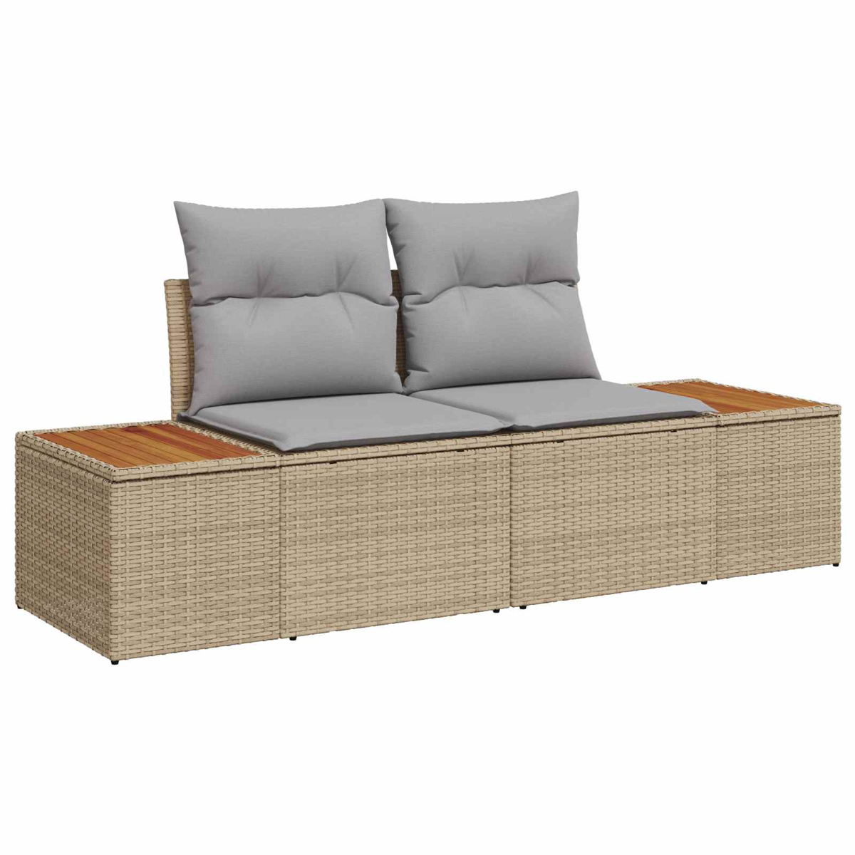 Ein beiges Rattan-Sofa mit grauen Kissen und Holzarmlehnen steht auf weißem Grund.