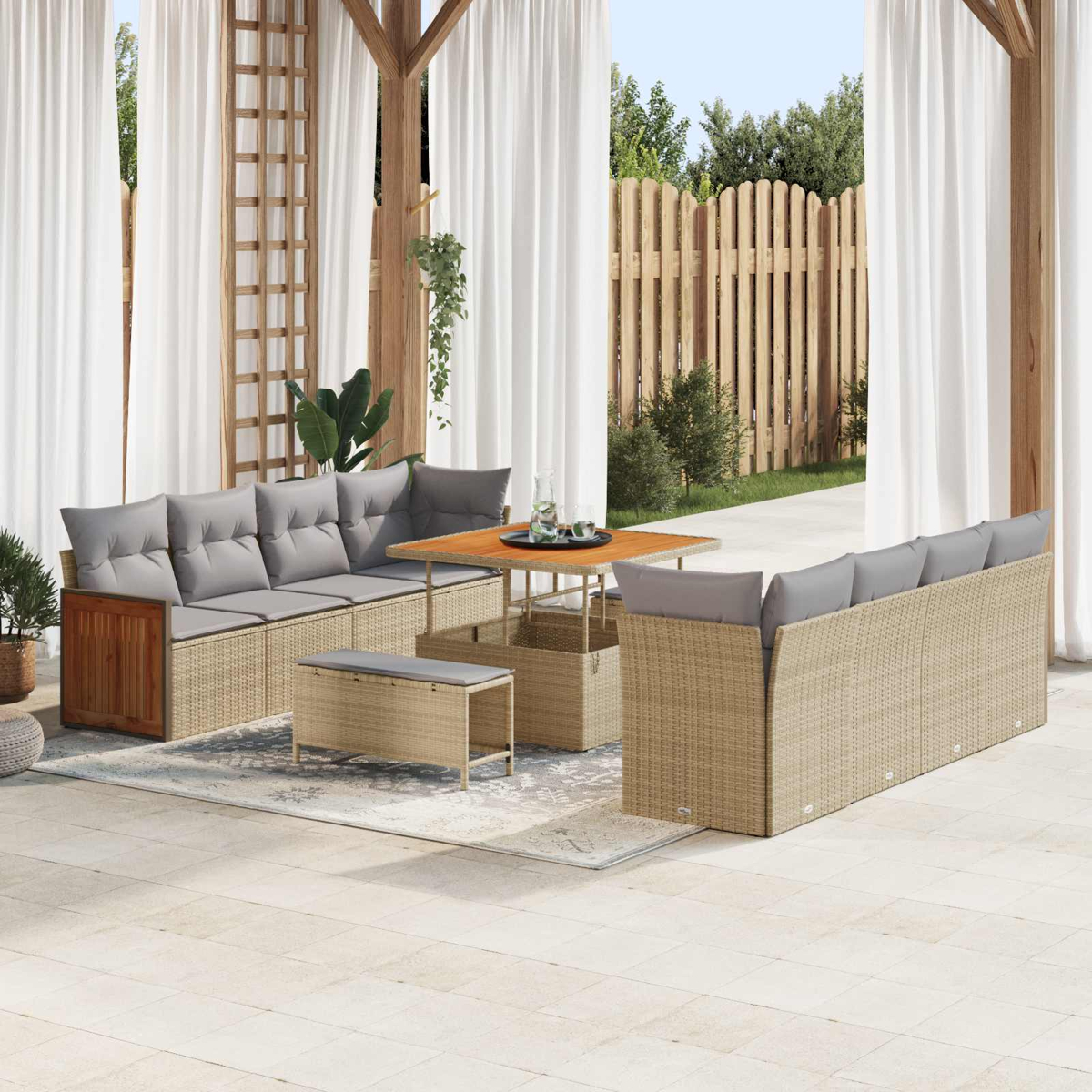 Rattan-Terrassenmöbel mit grauen Kissen und Holztisch auf gefliester Terrasse.