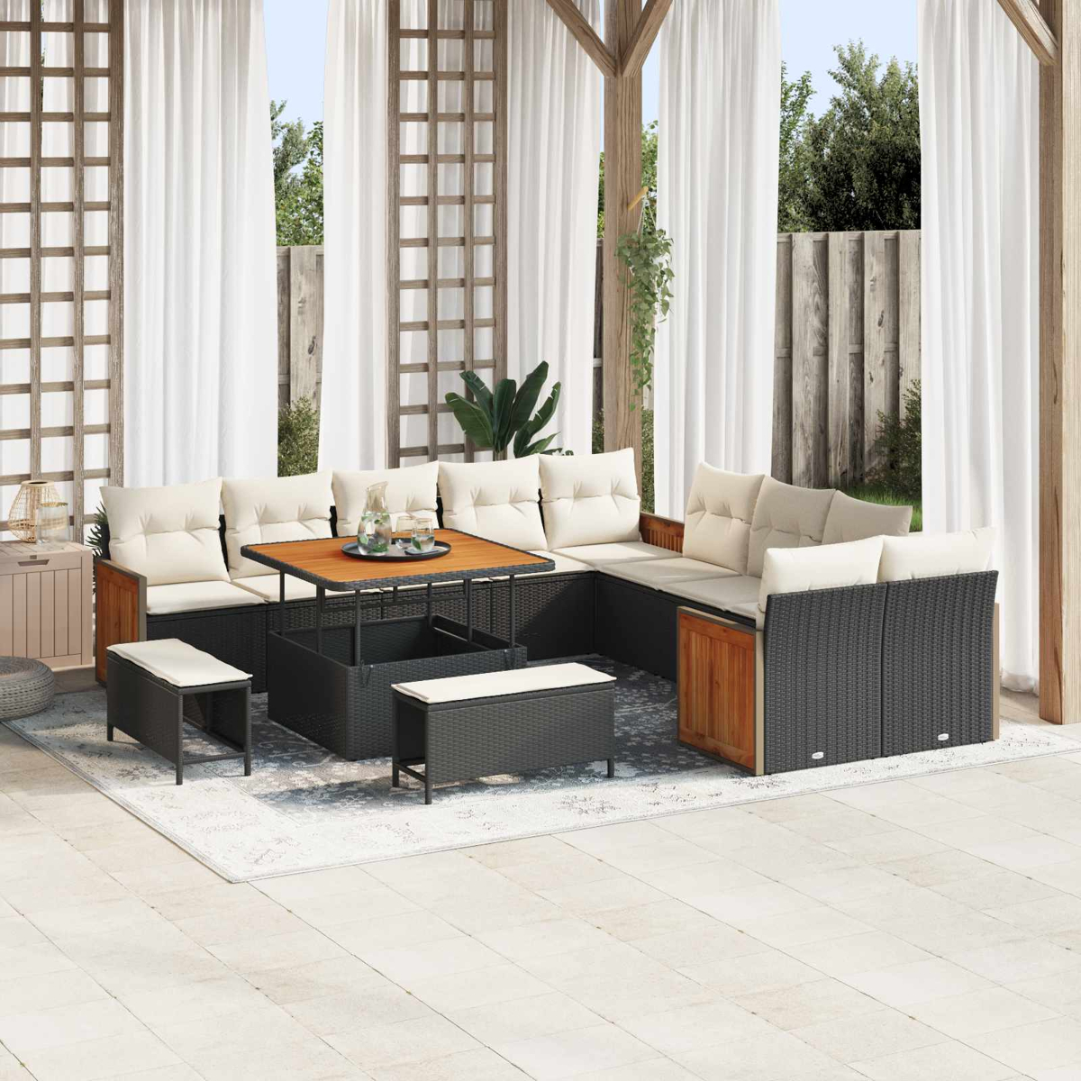 Un moderno salotto da giardino con divano in rattan scuro, cuscini chiari e tavolo in legno.