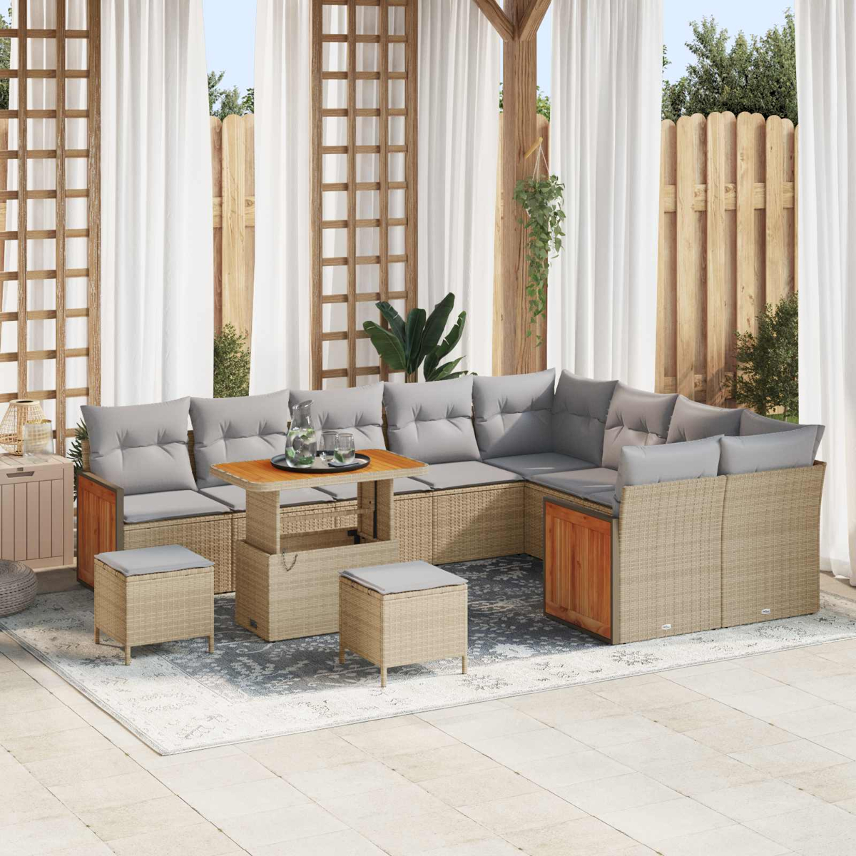 Geflochtenes Lounge-Set mit grauen Kissen und Couchtisch auf einer Veranda.