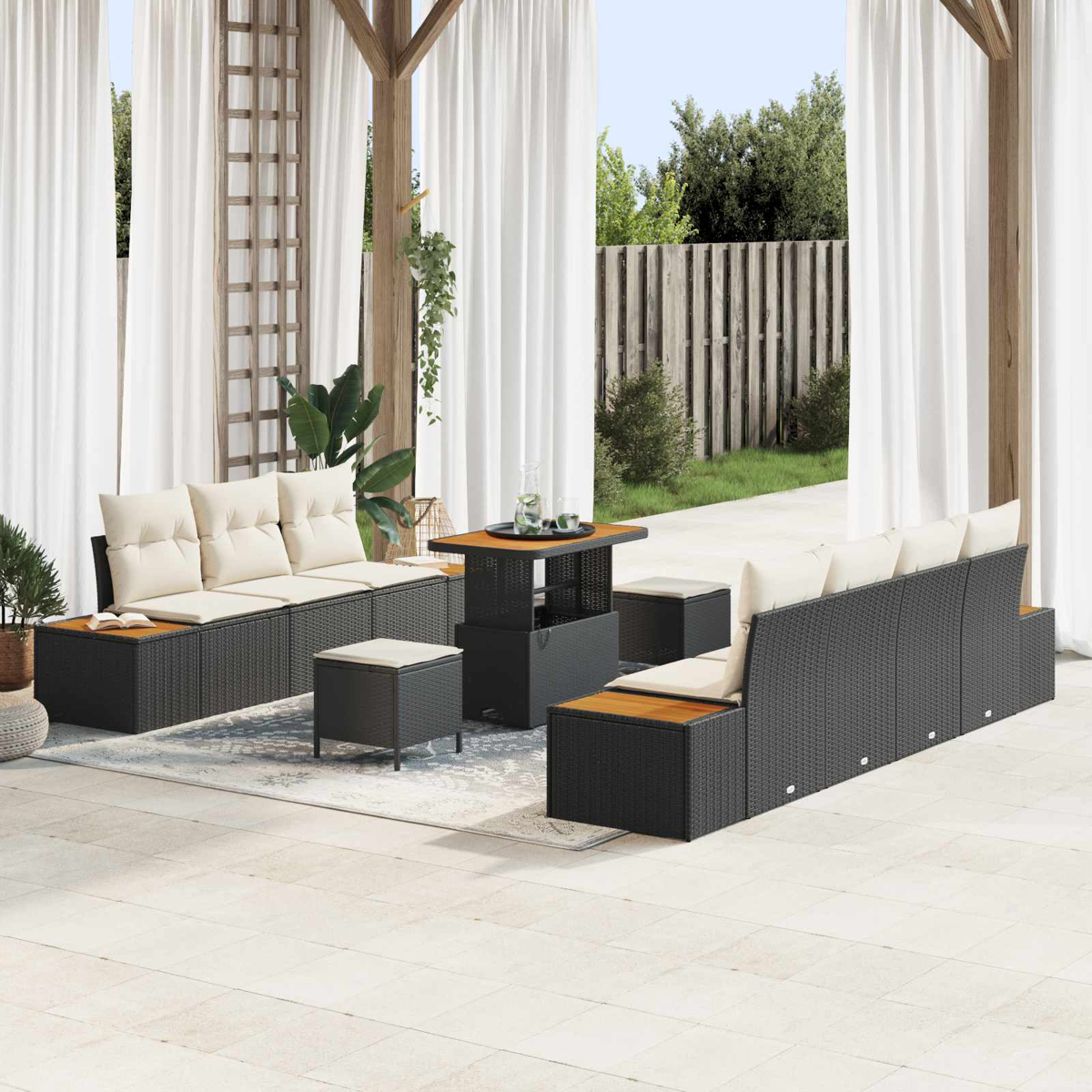 Muebles de exterior de ratán gris oscuro con cojines color crema en terraza.