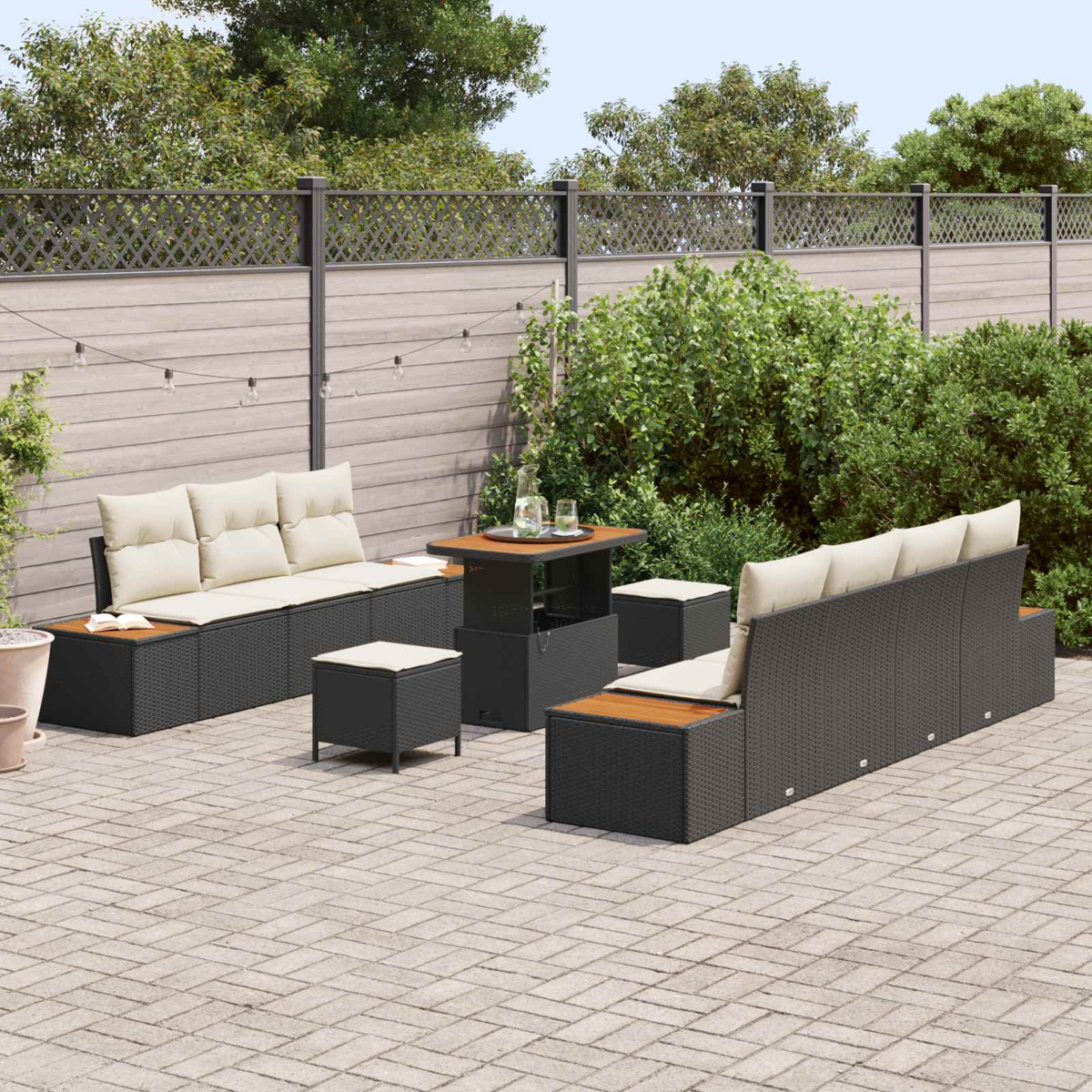 Conjunto de muebles de exterior de ratán con sofás, otomanas y mesa en patio pavimentado.