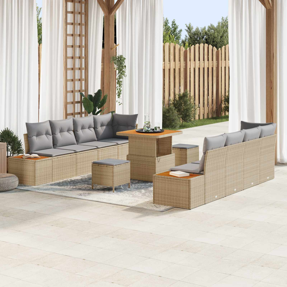 Salotto da esterno con tavolo, divani e sgabelli in rattan su un patio.