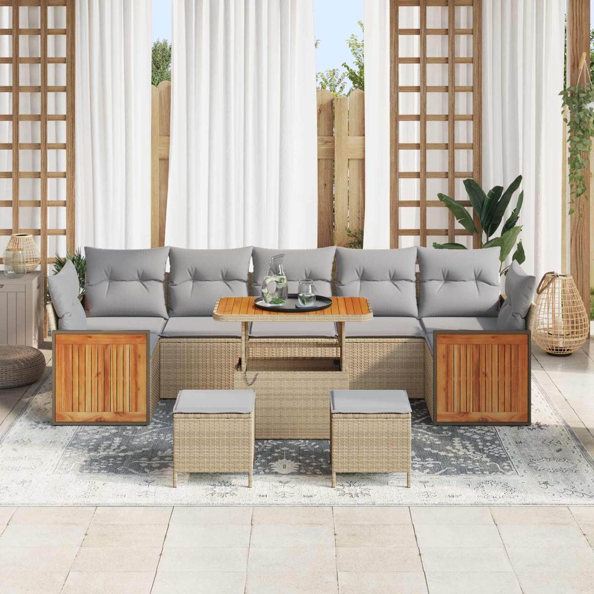 Ein beigefarbenes Outdoor-Sofaset mit grauen Kissen und Holzakzenten.