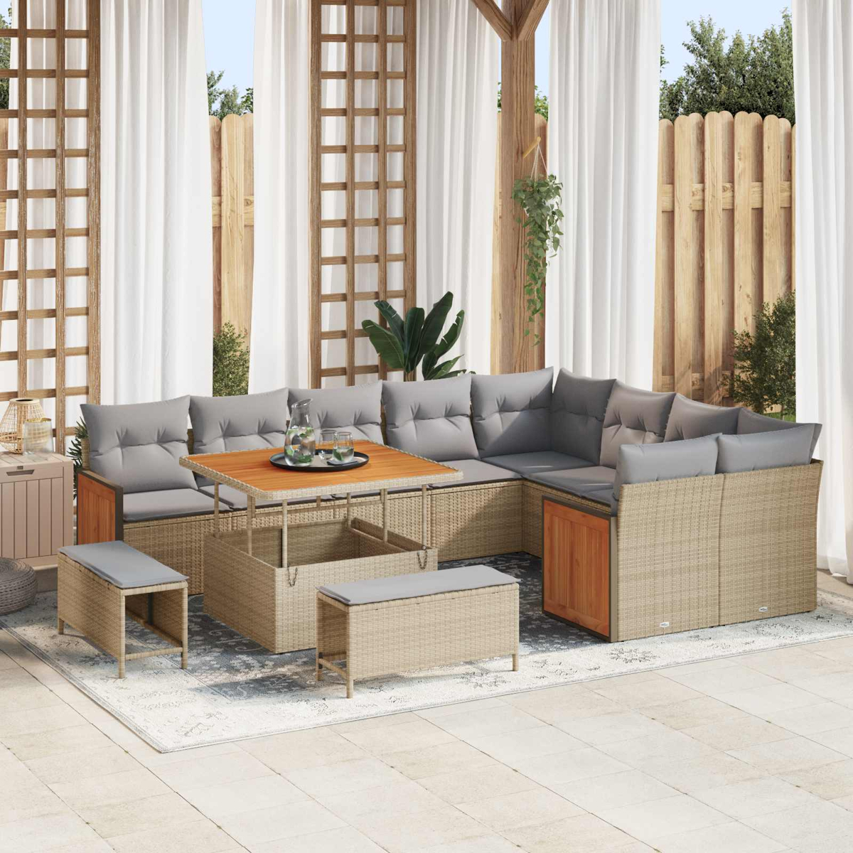 Ein beiger Rattan-Lounge-Set mit grauen Kissen und einem Holztisch auf einer Terrasse.