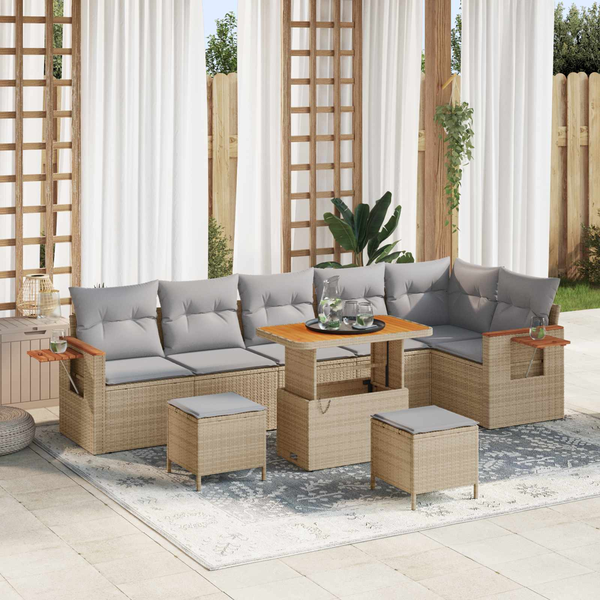 Un set di divani in rattan beige con cuscini grigi su un patio con tavolo in legno.