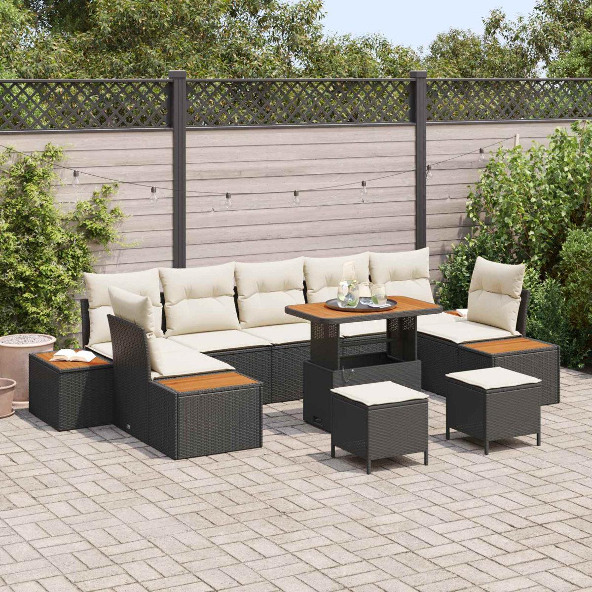 Ein moderner Gartenloungetisch mitüberdachter Sitzgruppe und Kissen.