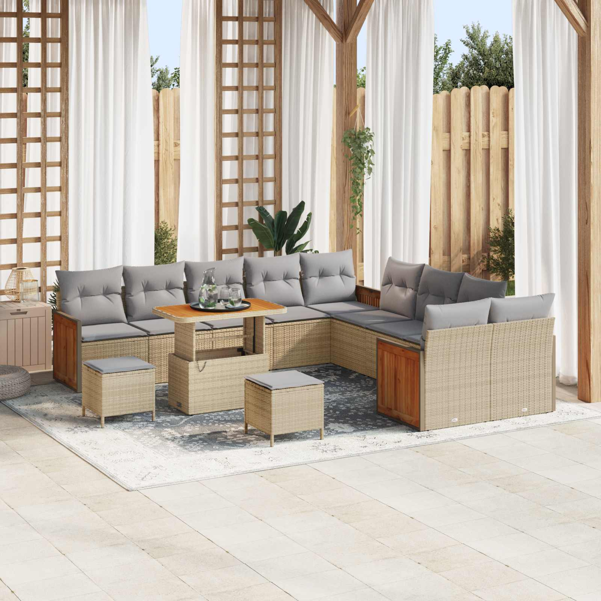 Ein beiger Rattansofa-Set mit grauen Kissen und einem Couchtisch mit Holzplatte.