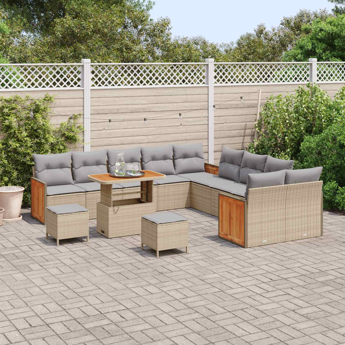 Außenseiten-Ecksofa mit grauen Kissen und einem Couchtisch mit Lift-Top auf der Terrasse.