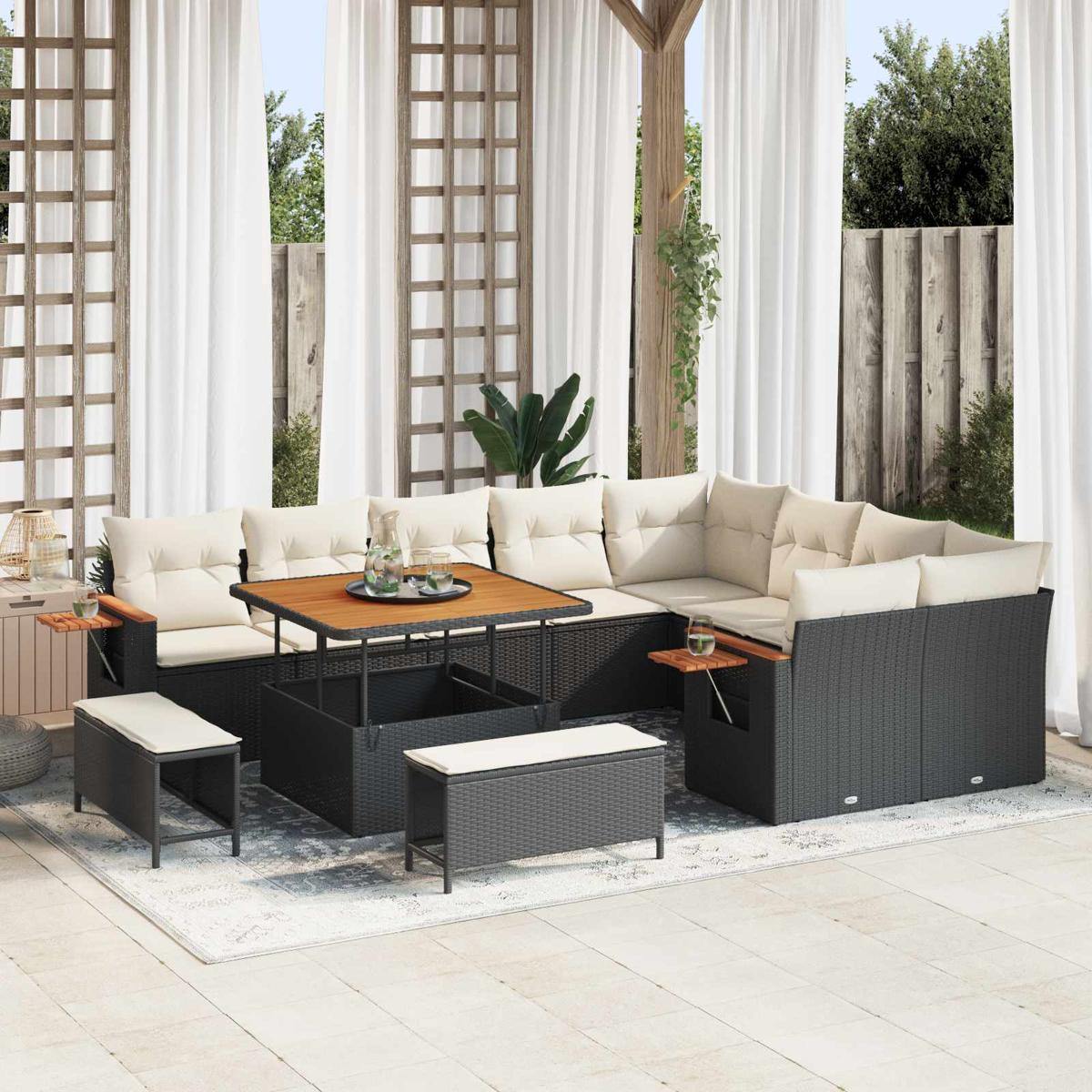 Dunkelgraue Rattan-Lounge-Garnitur mit cremefarbenen Kissen und Holztisch.