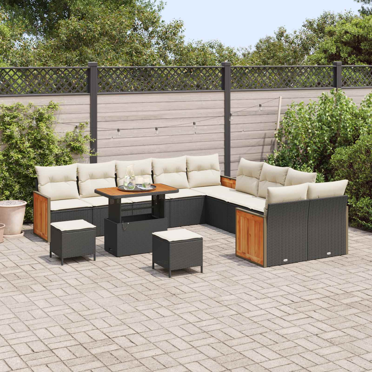 Ecklounge-Gartensitzgruppe mit beigen Kissen und einem Hub-Couchtisch auf einer gepflasterten Terrasse.