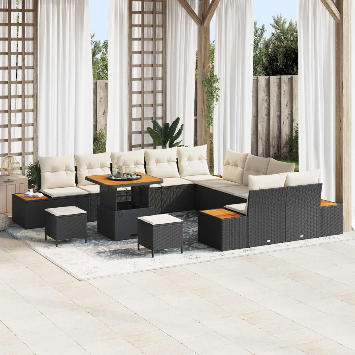 Un salotto in rattan scuro con cuscini beige su un patio.