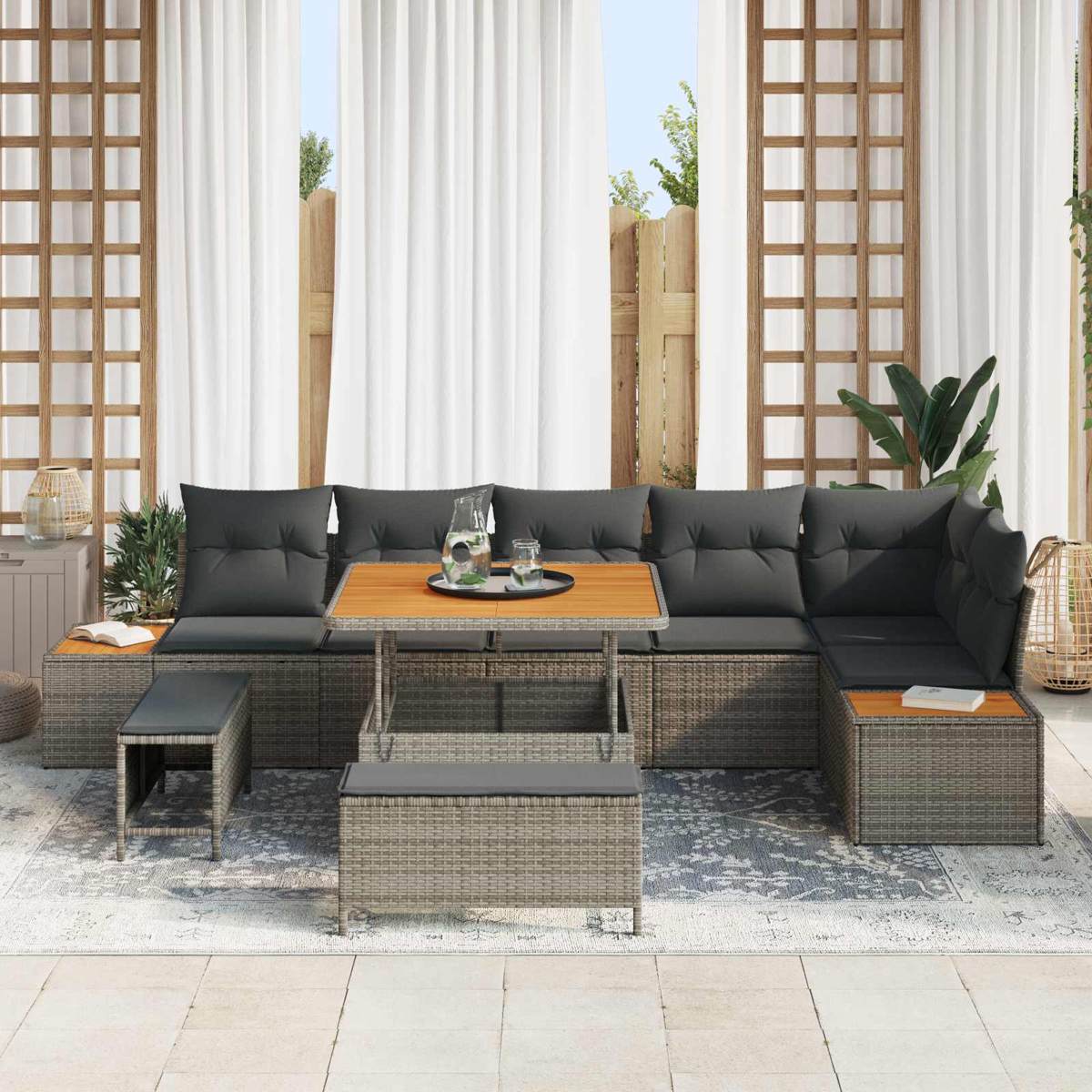 Ecksofa für den Außenbereich mit grauen Kissen und einem Tisch mit Holzplatte auf einem gemusterten Teppich.