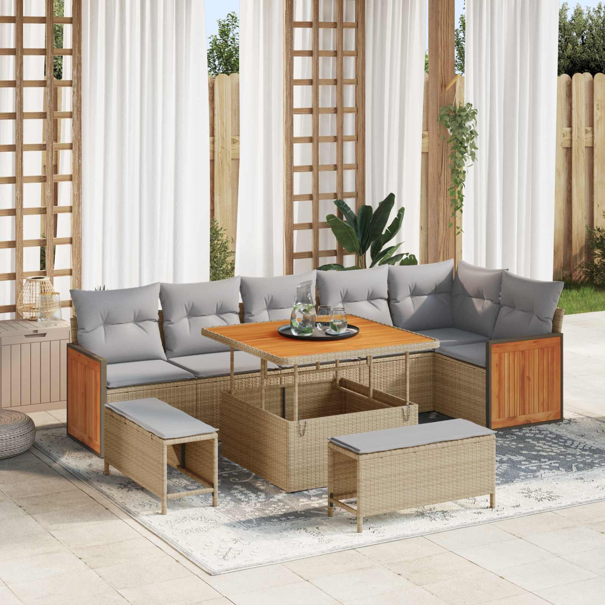 Ein beiger Rattansofa-Set mit grauen Kissen und einem Holztisch steht im Freien.
