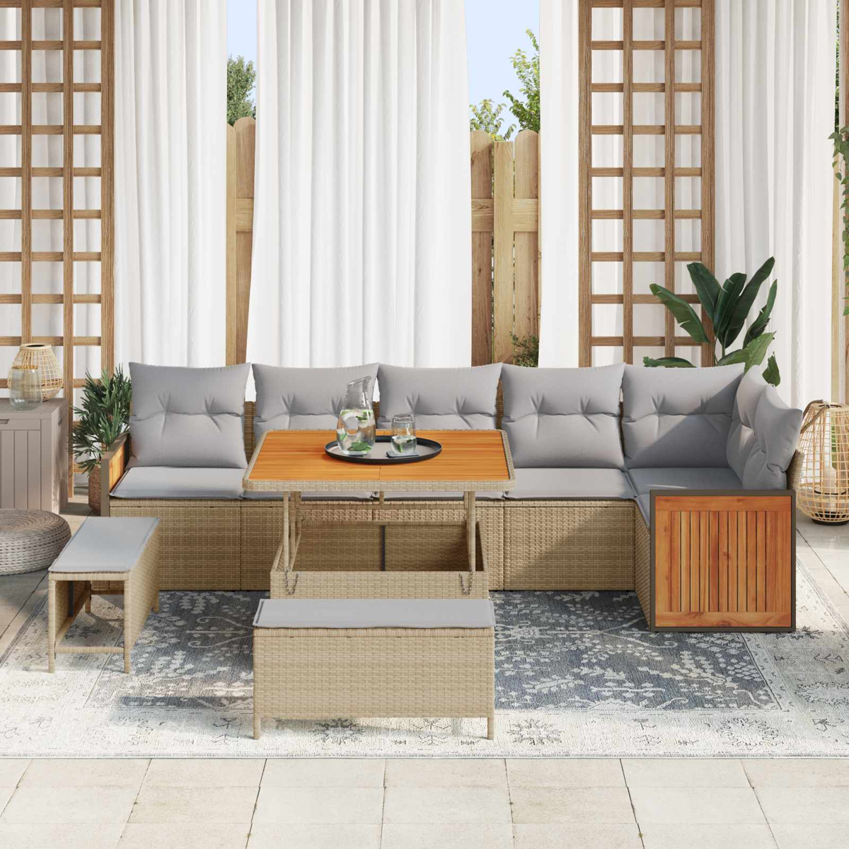 Ein beiger Rattansofa-Set mit grauen Kissen und einem Holztisch steht auf einer Terrasse.