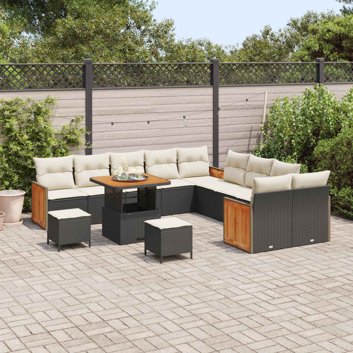 Outdoor-Ecksofa mit beigen Kissen und Couchtisch auf gepflasterter Terrasse.