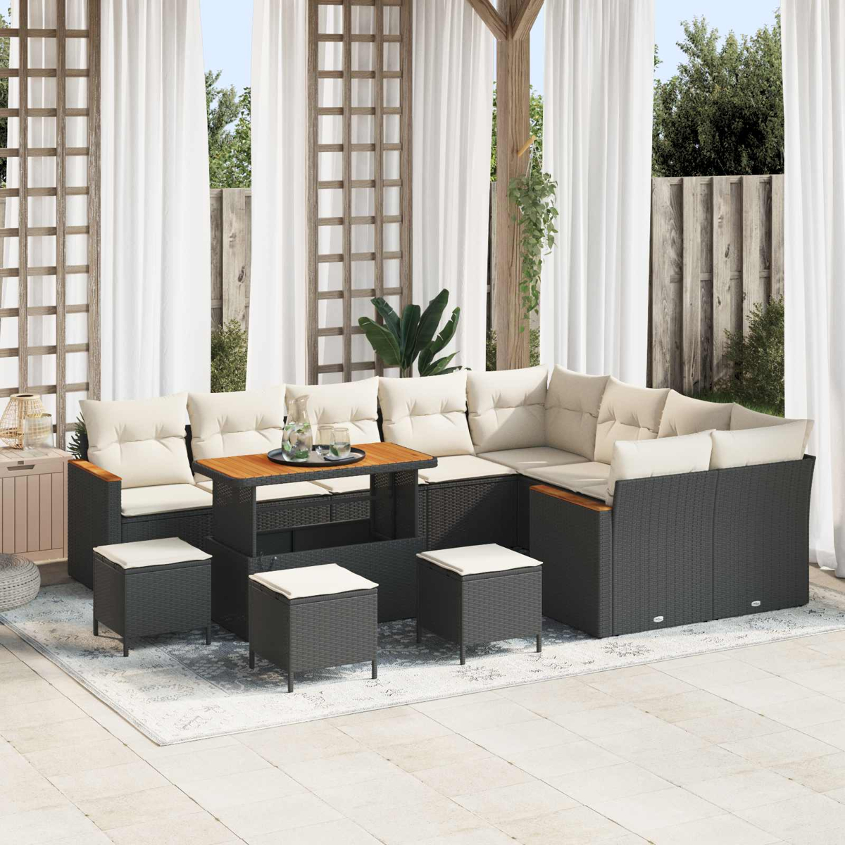 Seccional de ratán gris oscuro con cojines color crema y mesa de madera.