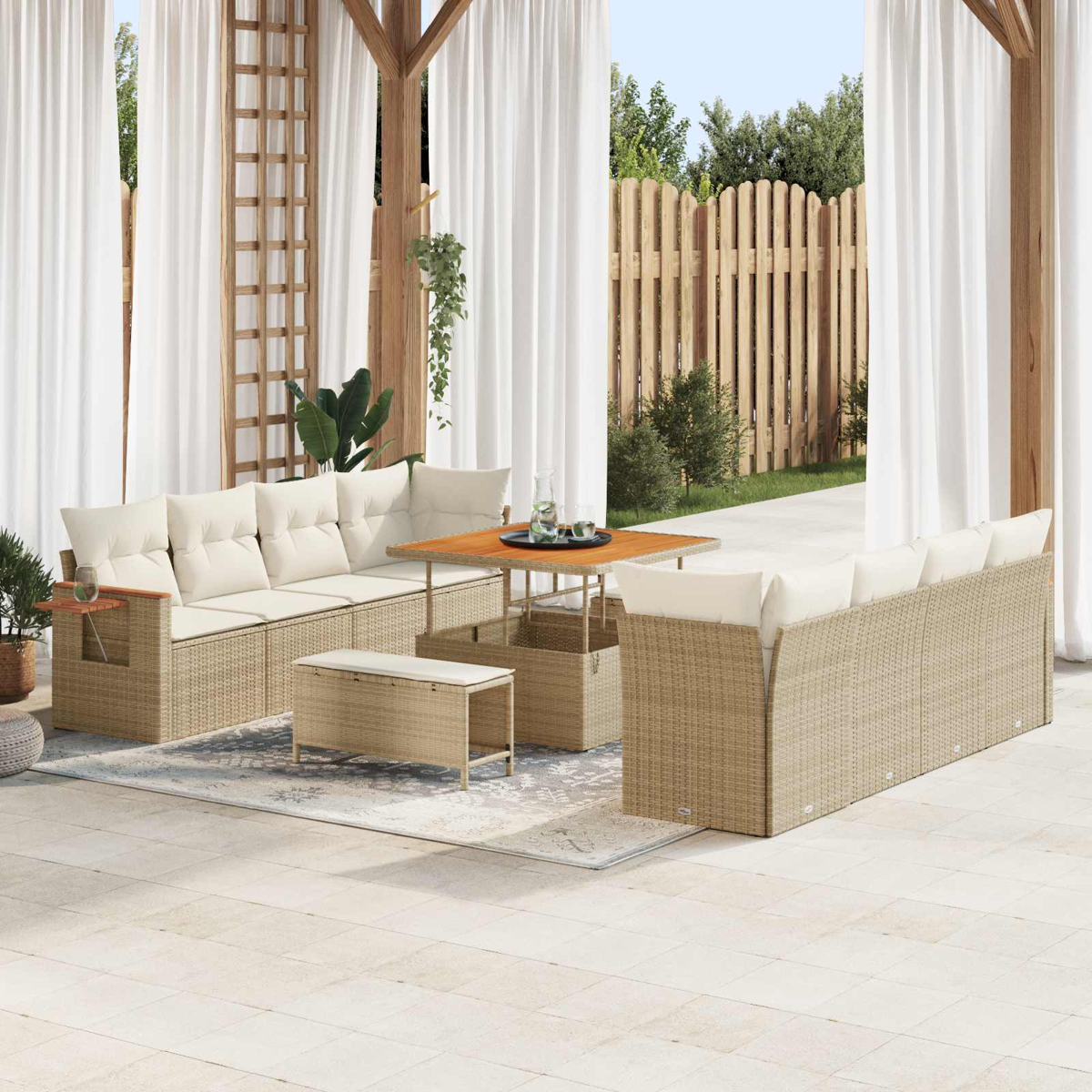 Ein beigefarbenes Rattan-Lounge-Set mit weißen Kissen auf einer gefliesten Terrasse.
