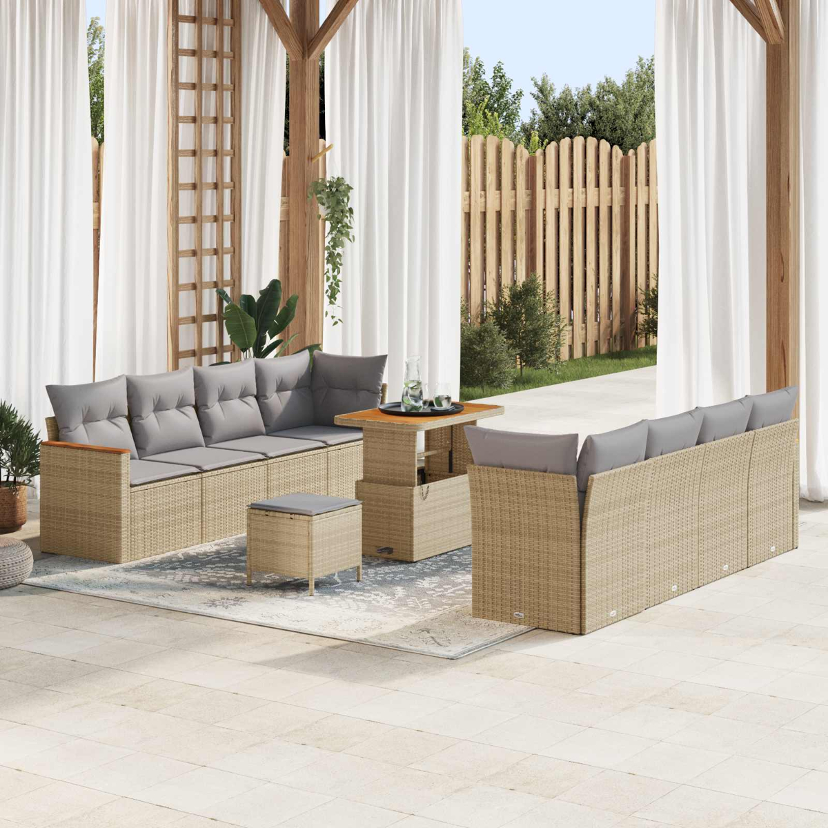 Ein beiger Lounge-Sitzbereich im Freien mit grauen Kissen und einem Couchtisch.