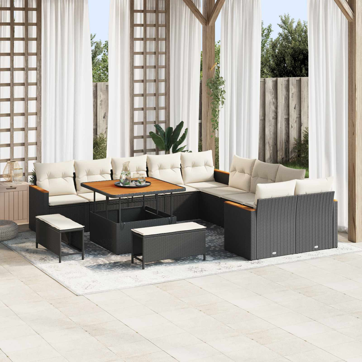 Ein dunkles Rattan-Sofa-Set mit beigen Kissen auf einer Terrasse.