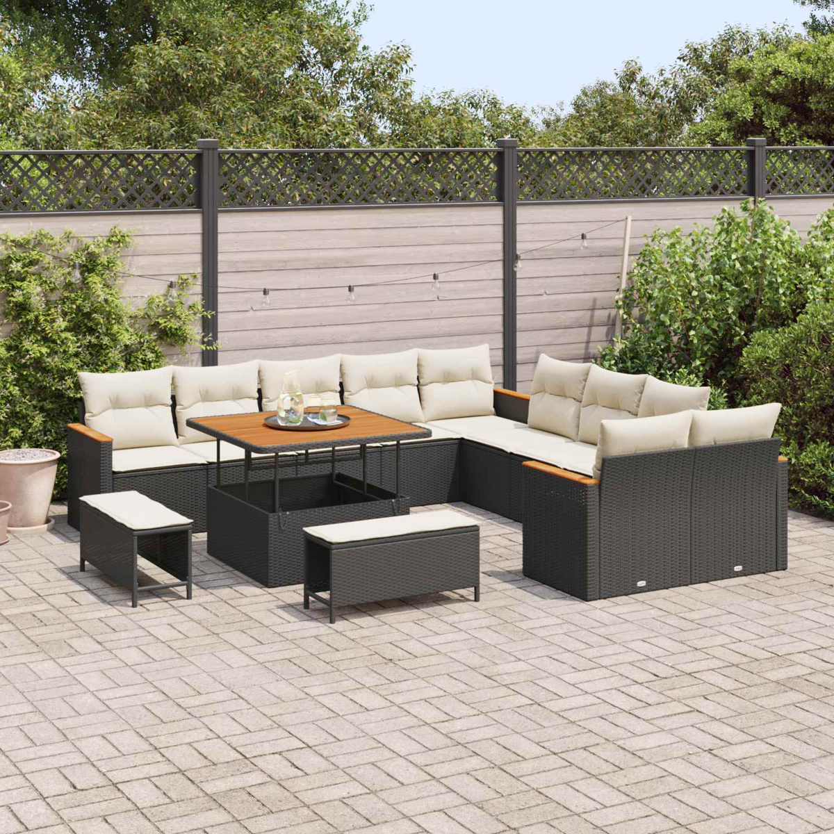 Outdoor-Sektionssofa mit beigen Kissen und einem anhebbaren Couchtisch auf einer gepflasterten Terrasse.