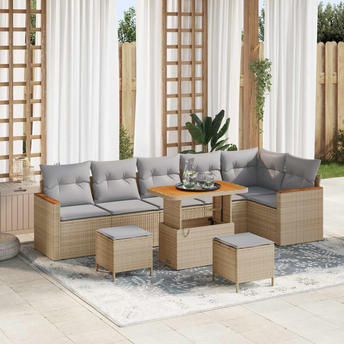 Ein beiger Rattansofa-Set mit grauen Kissen steht auf einer Veranda.