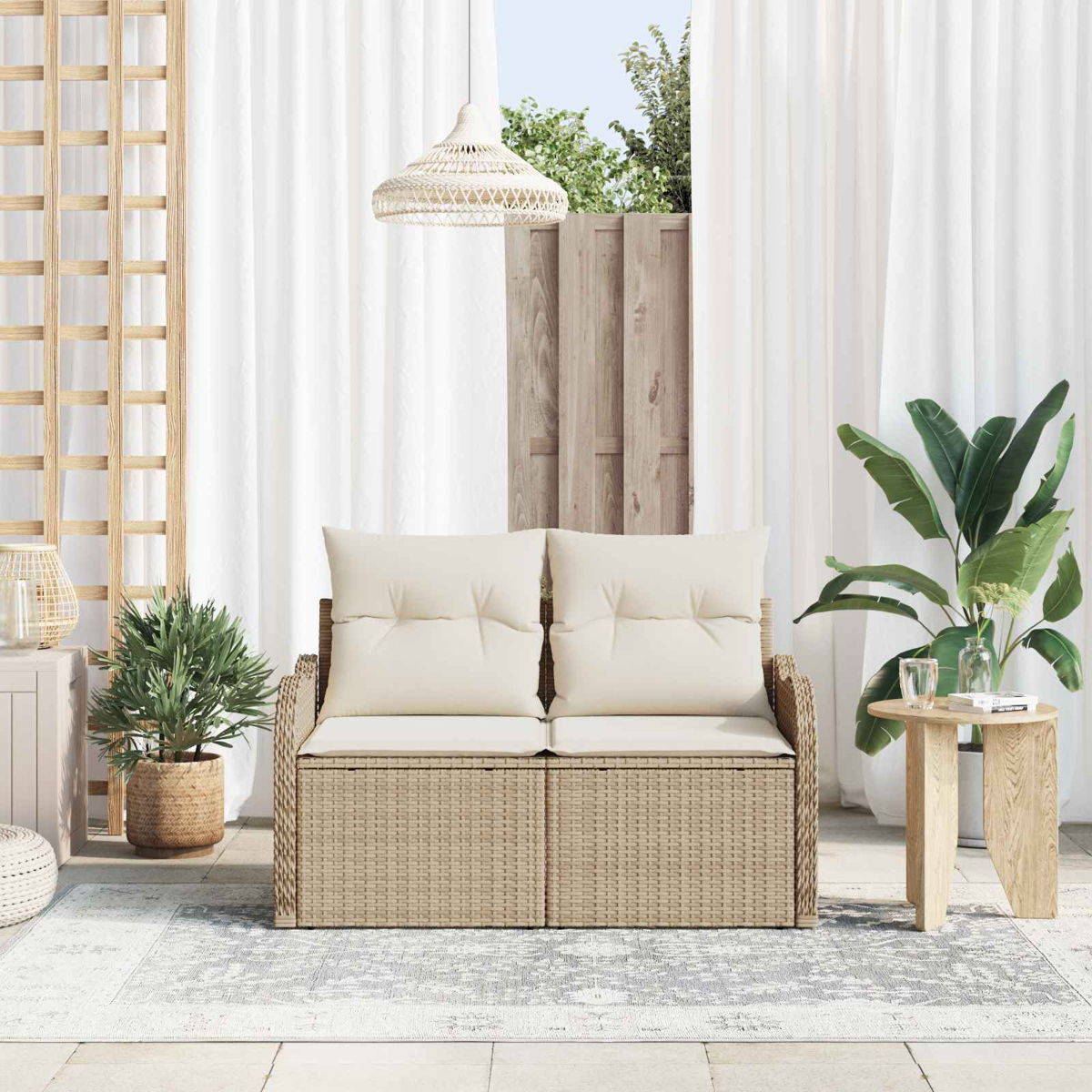 Beige Rattan Loveseat mit weißen Kissen, Pflanzen und Holztisch im Freien.
