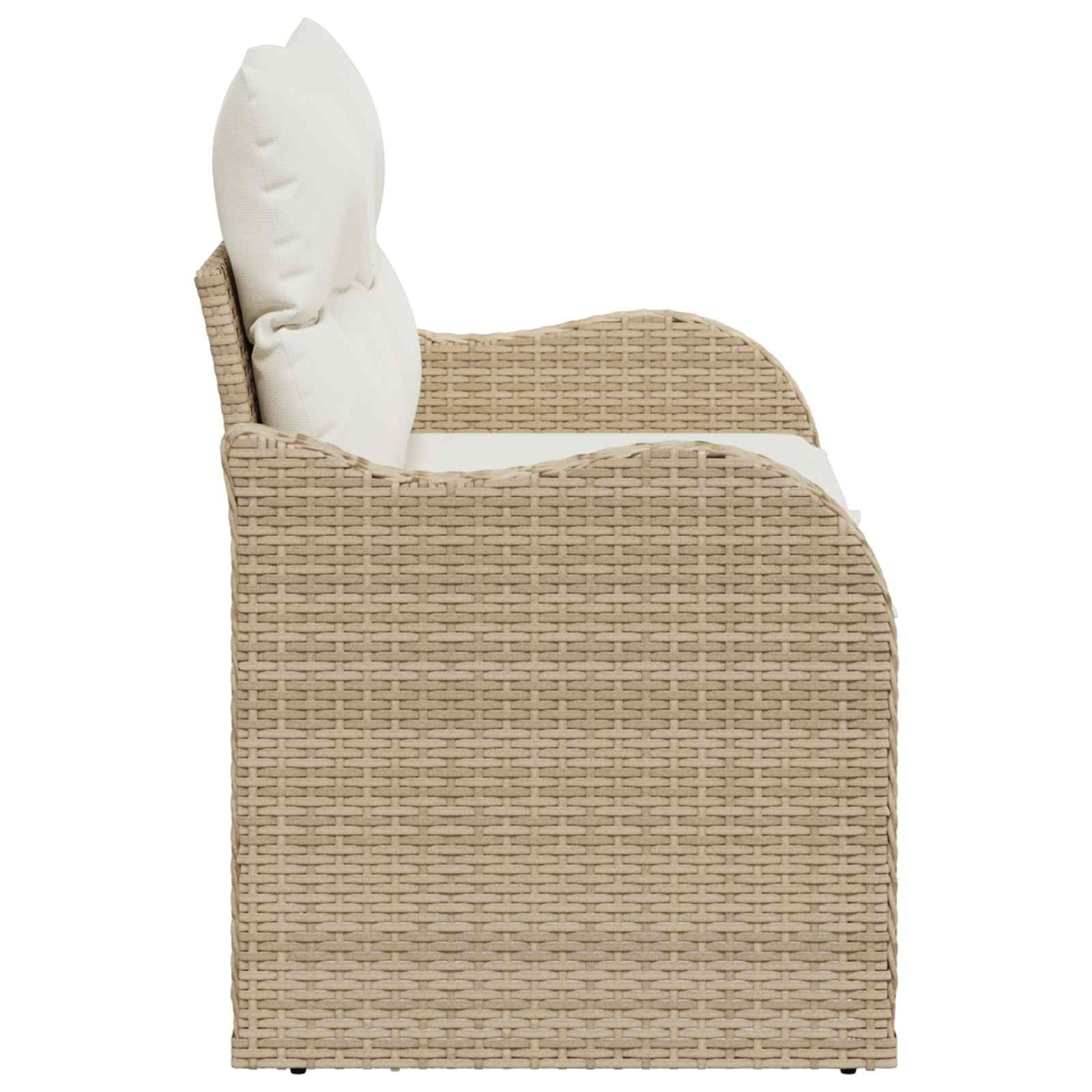 Brauner Rattan-Sessel mit weißen Kissen, von der Seite gezeigt.