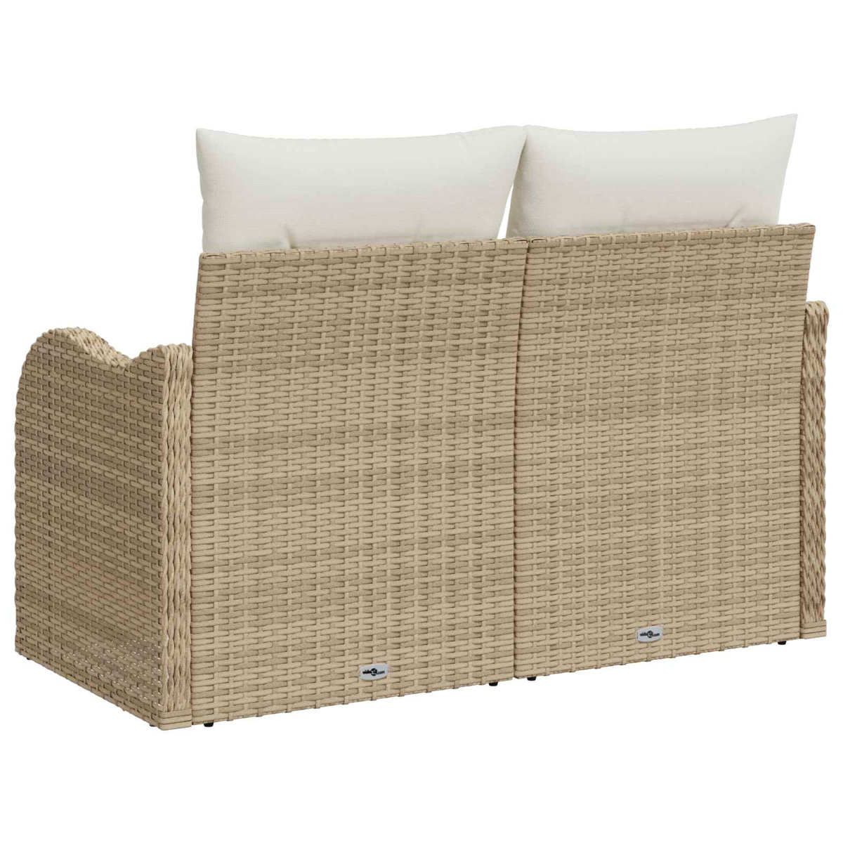 Ein beiger Rattan-Sofa-Rücken mit zwei weißen Kissen.