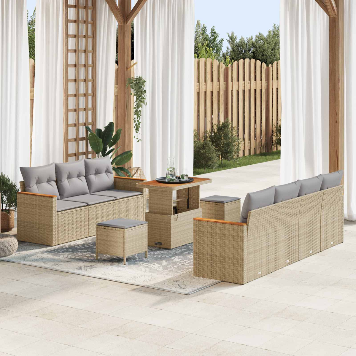 Ein beiger Rattansofa-Set mit grauen Kissen und einem Couchtisch auf einer gepflasterten Terrasse.