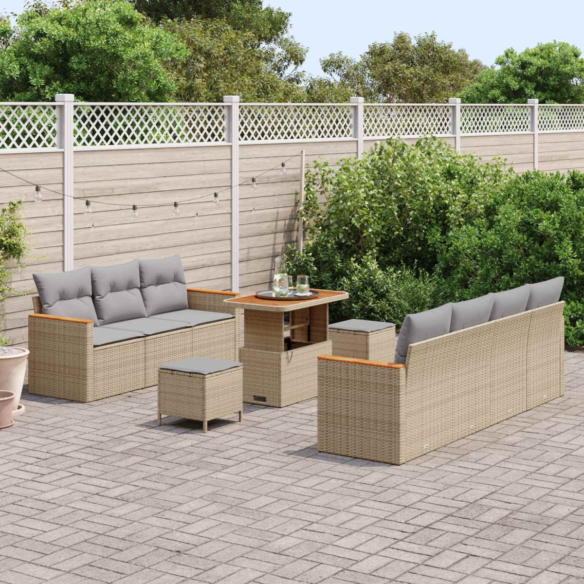Gartenmöbel-Set aus Rattan mit Sofas, Hockern und einem höhenverstellbaren Tisch.