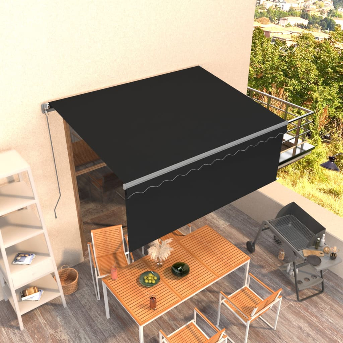 Eine ausgefahrene schwarze Markise über einem Tisch mit Stühlen und Grill.