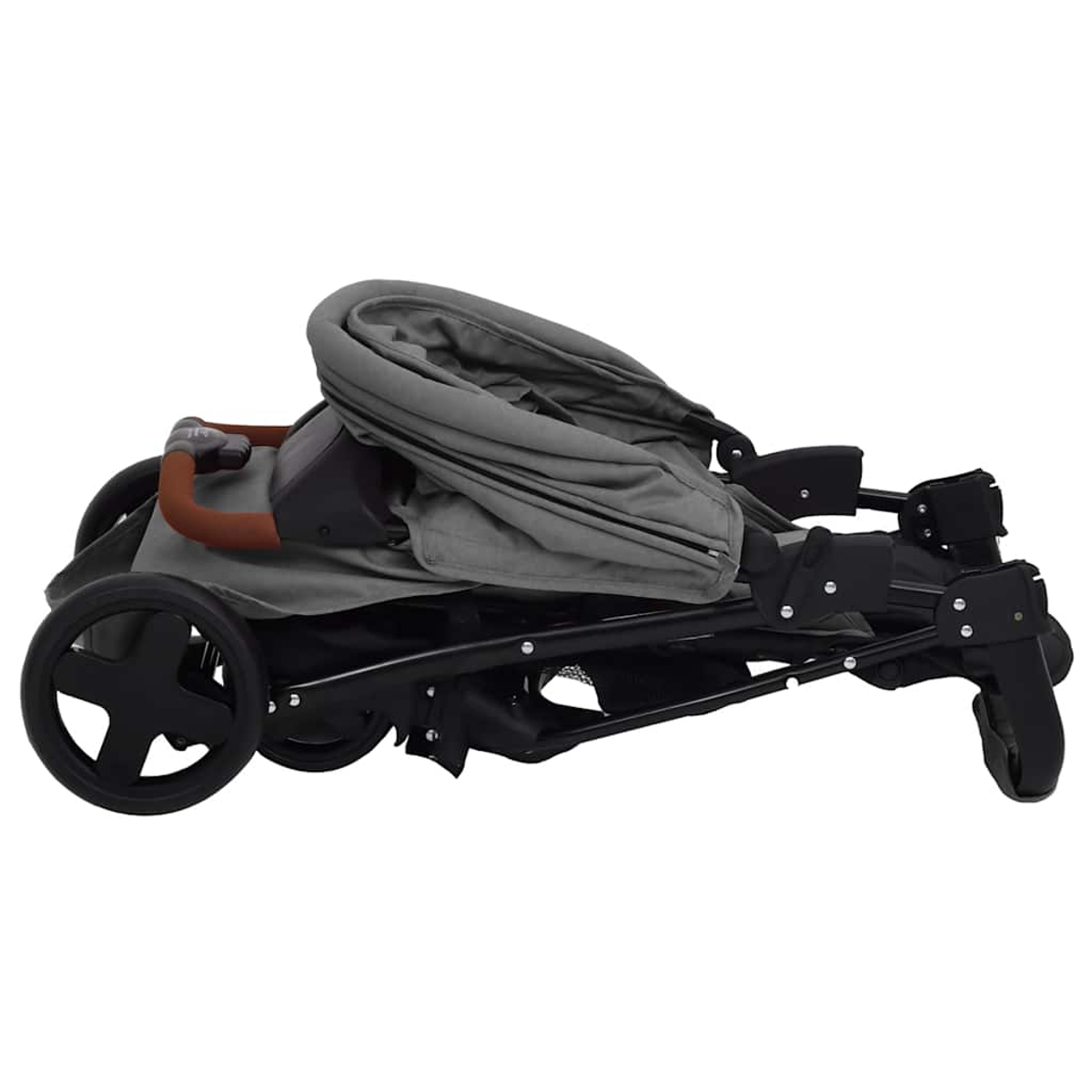 Ein zusammengeklappter grauer Kinderwagen mit braunem Griff und schwarzen Rädern.